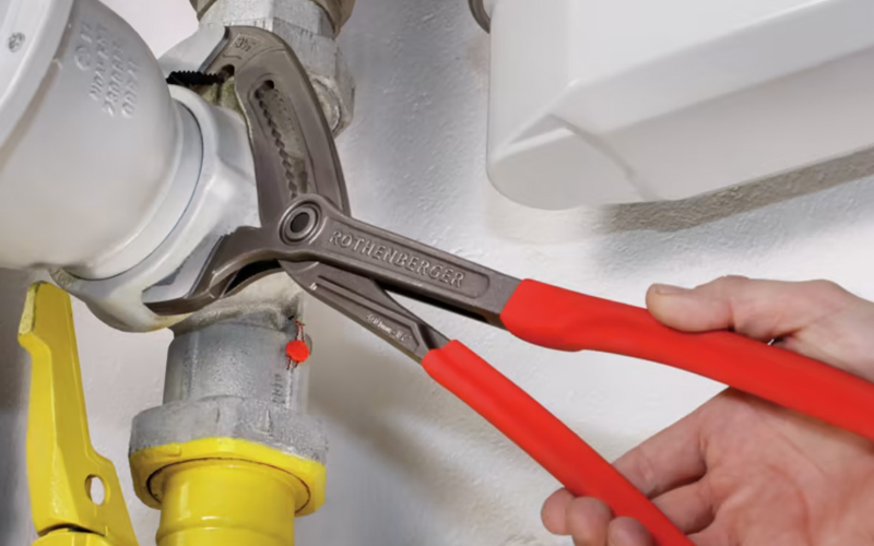 Dettaglio utilizzo pinze professionali Rothenberger Rogrip XL
