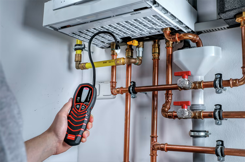 Dettaglio utilizzo rilevatore fughe gas Rotest Electronic 4 Rothenberger