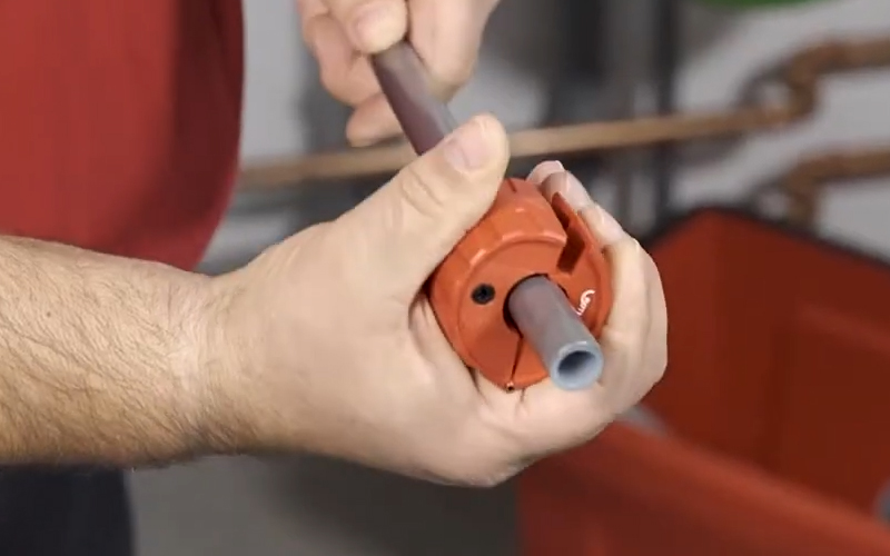 Dettaglio utilizzo tagliatubi Rothenberger Tube Cutter CSST