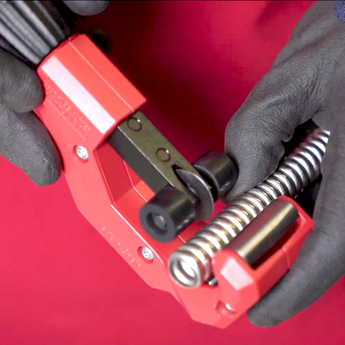 Dettaglio utilizzo tagliatubi Rothenberger Tube Cutter CSST