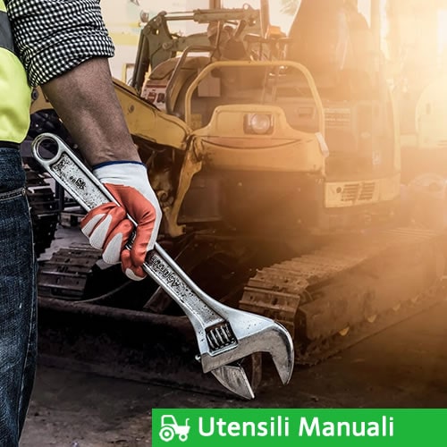 agricoltore con chiave in mano per manutenzione trattore