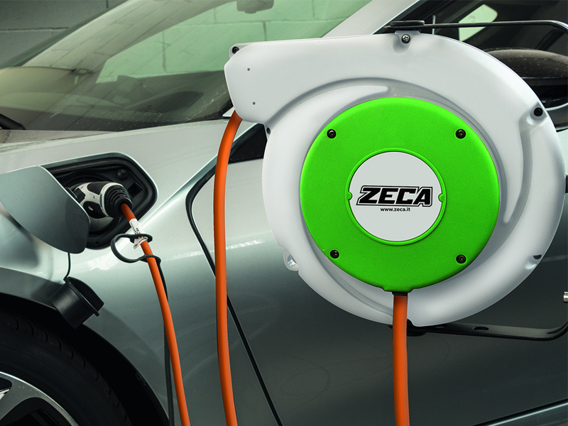 Dettaglio utilizzo avvolgicavo auto elettriche Zeca EV2161